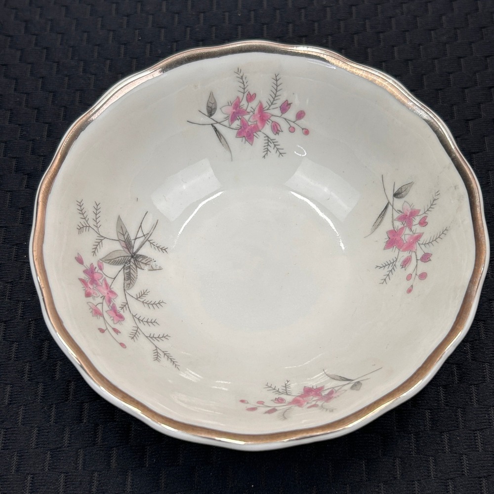 Favolina Karolina Jarolina Poland 3879 Fruit BowlSilver Scalloped‎ Floral 1